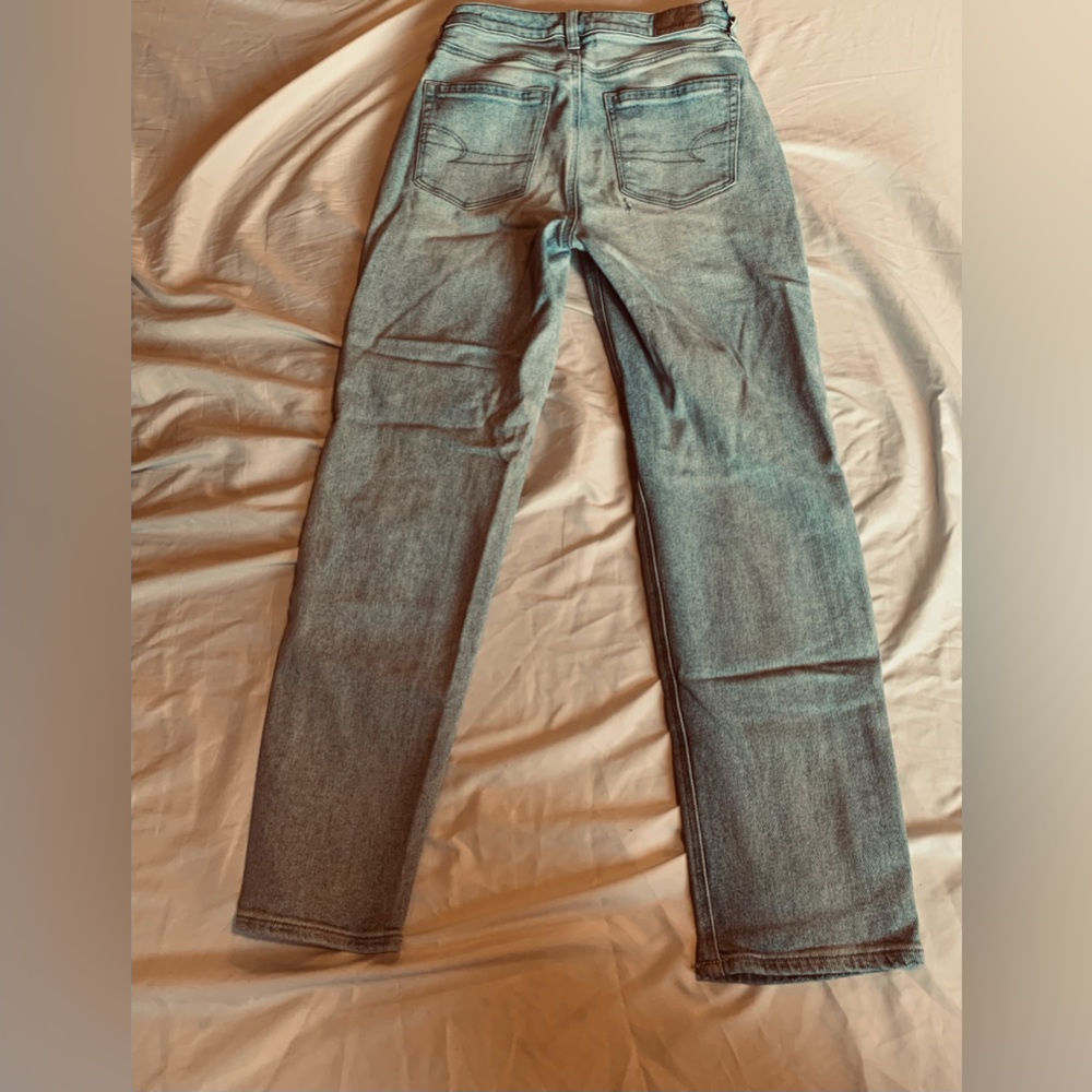 I’m selling American Eagle straight leg jeans!